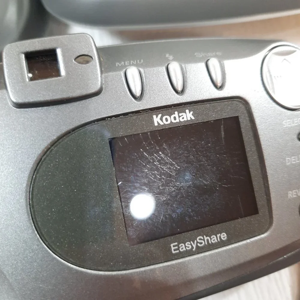 Kodak EasyShare CX4230 Digital Camera w/ battery charger & docks carry Case READ